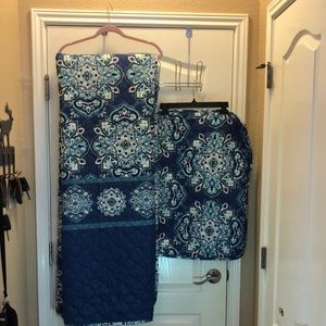 Size twin Xl quilt/ comforter with pillow case